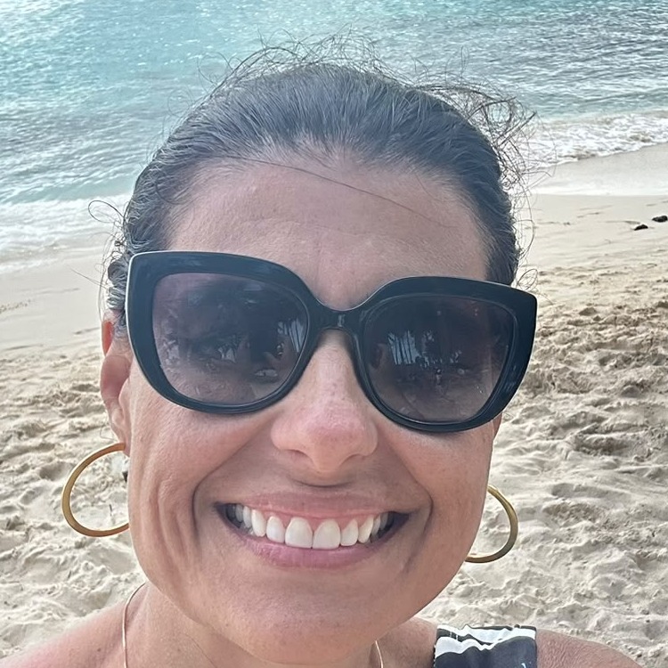Raquel, 48